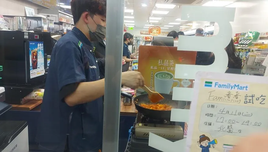 超商店員「還要會炒年糕」！網笑翻：以後要送小孩去打工
