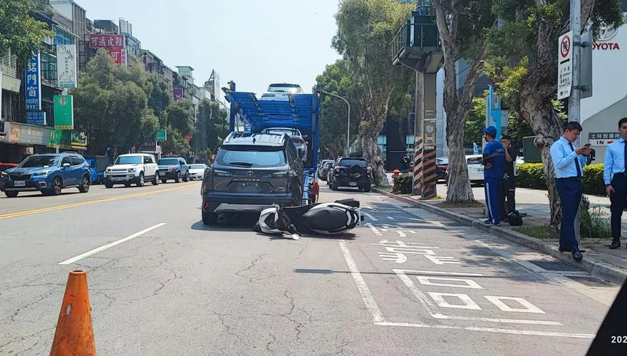 賀成交？「路中央卸新車」…後方「機車撲撞而來」　網傻眼：誰賠誰還不知道