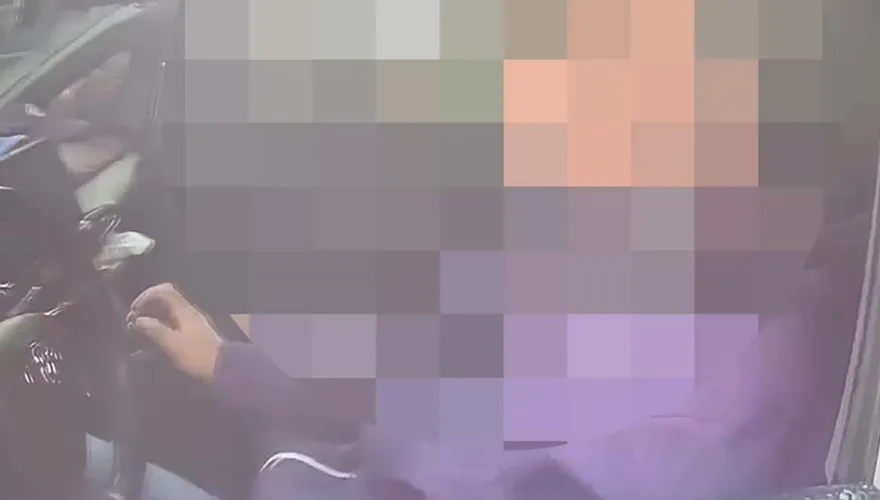 影/泊車點太威了！爛醉男停快車道睡覺　遭警破窗秒驚醒