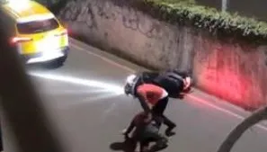 被按出來的「喇叭火」！騎士痛毆小黃運將狂壓頭　他稱對方違規在先