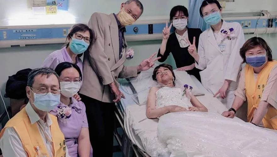有洋蔥！深情男相戀29年癌末女友　她坐輪椅披婚紗病房圓夢