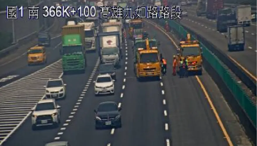 快訊/國1高雄鼎金南向路段驚傳3車追撞　1名司機受困、塞車嚴重紫爆