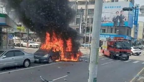 快訊／台南保時捷追撞車禍　2車陷「火燒車」淪為廢鐵