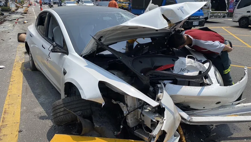 影/北市特斯拉逆襲！掃2機車再撞護欄、3人輕重傷　大小車都爛