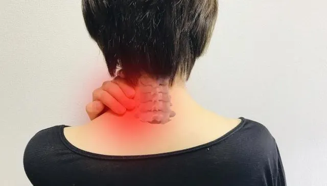 從脖子痛到頭痛！當心追劇過度「枕神經疼痛」症狀加劇
