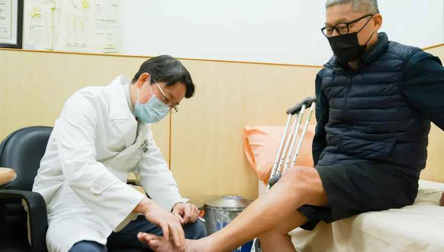 七旬翁患「另類扁平足」！台北慈濟用「關節融合術」緩痛治變形