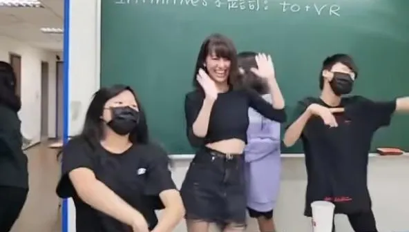 「搖花手」短裙秀美腿！超正英文女師與學生尬舞　網跪求重讀