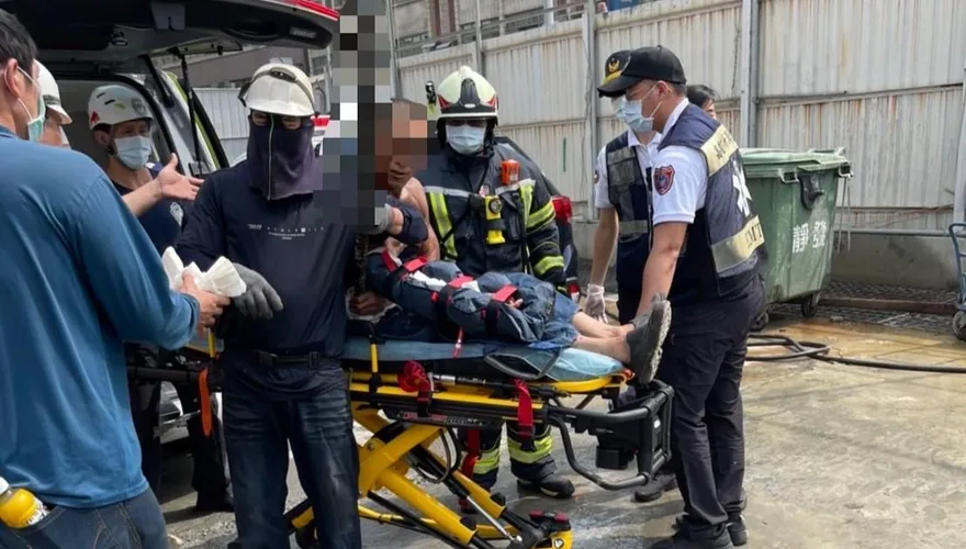 快訊/禍不單行！高雄工人焊接遭吊車撞擊　「鋼筋驚悚插腹」外加右手骨折