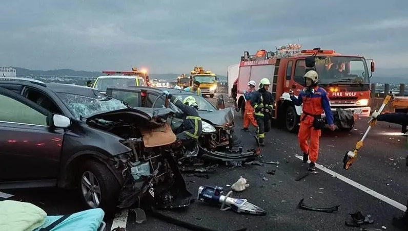 國3清晨連環車禍！撞擊猛烈「玻璃、鈑金變形」　5大2小急送醫
