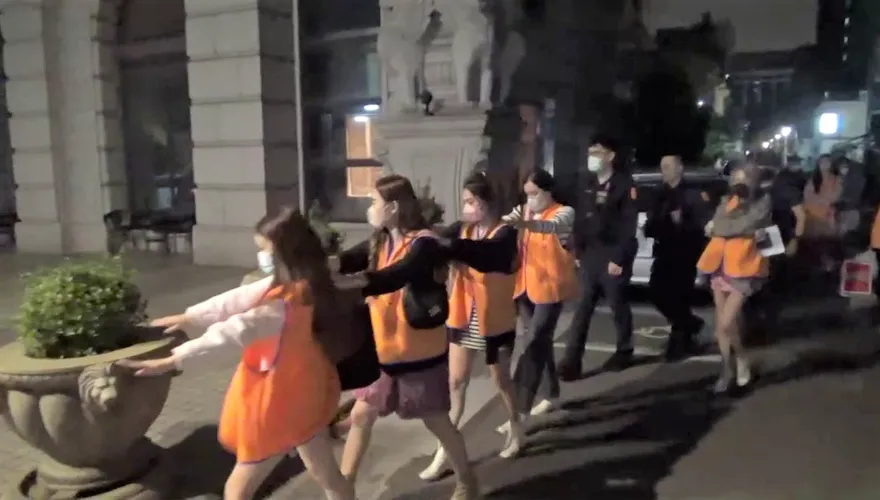 影/太陽會專挑少女送寶和會酒店上班！檢警連抄黑幫據點　「館長槍擊主謀」會長遭逮入監