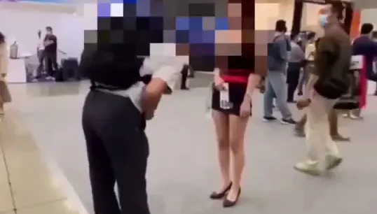 影/90度鞠躬道歉4次！偷拍showgirl底褲露餡　「蕭滴哥」當眾被飆