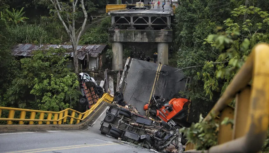 哥倫比亞陸橋突斷兩截！車輛墜河、兩警喪命　現場如大型災難片