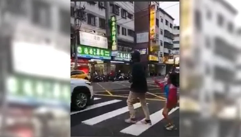 重罰無感！台中「連10車」不讓行人　女童過馬路遭逼退險釀禍