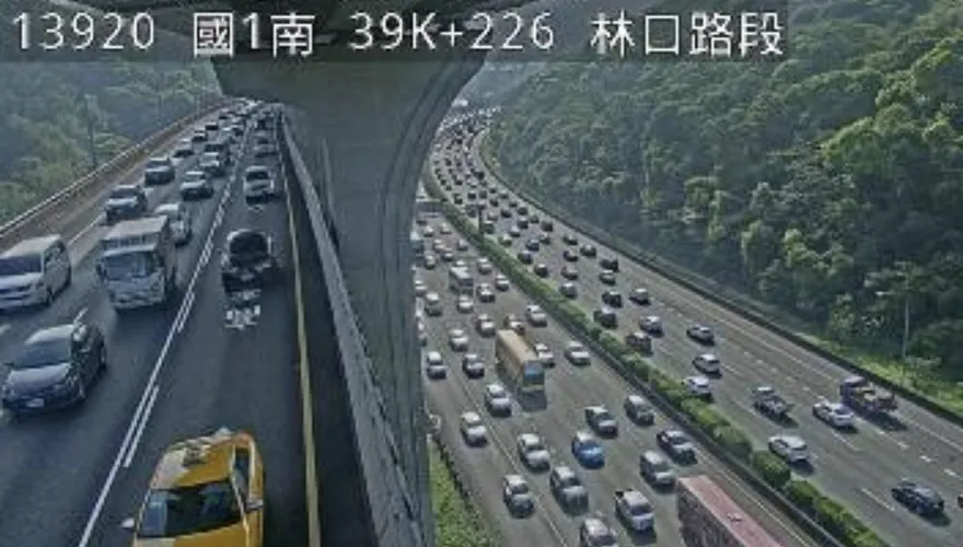 快訊/國1五楊高架南向39.6K車禍　4車追撞後方回堵