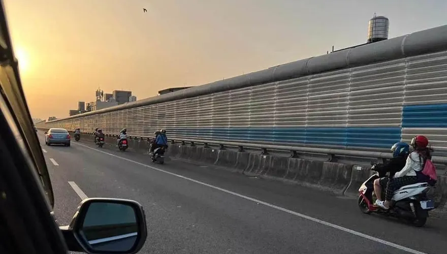 集體闖國道！5輛白牌重機雙載騎路肩　汽車駕駛全看傻　網：收到一張6千就清醒