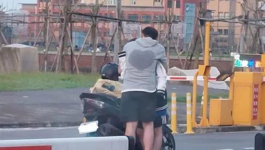 小情侶路邊擁抱愛！男興奮上演「濕背秀」　網笑了：透心涼