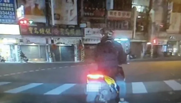 影/騎士違規打方向燈遭警開罰　下秒試圖搶單慘遭警壓制