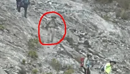 毛骨悚然！關山「二戰軍盔男」入鏡？　真相是登山客灰白裝