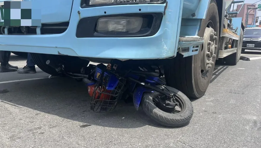 快訊/八里水泥預拌車吞電動自行車　騎士乘客2人骨折送醫急救