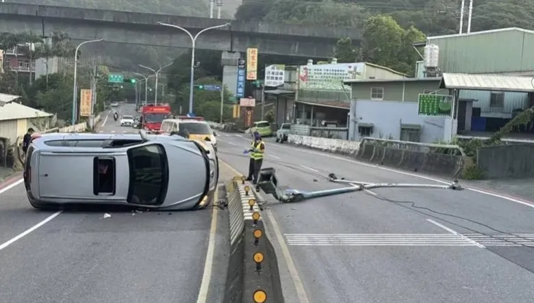 快訊/龜山駕駛打盹自撞分隔島　休旅車側翻佔路、路燈也遭殃