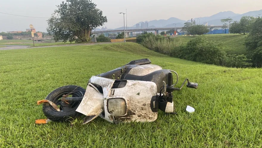 快訊/找到了！內湖槍擊案犯案機車被丟入基隆河　警撈車尋獲畫面曝光
