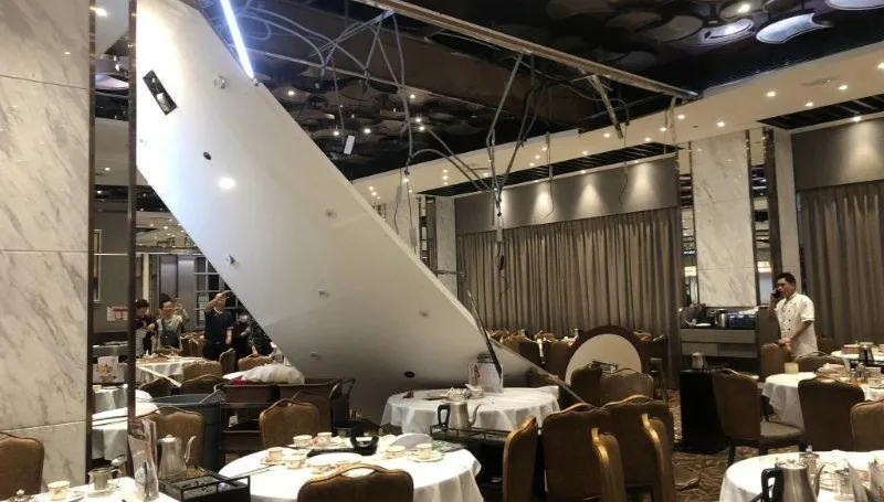 吃到一半「天」塌了！港酒樓天花板突崩狠砸　疑「米奇」啃咬釀禍