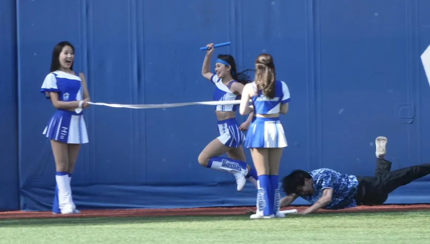 影/啦啦隊女神爆速！接力賽跑史上最大逆轉勝　男球迷慘摔狗吃屎