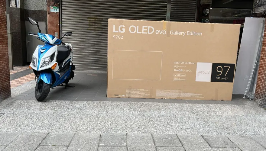 騎樓超狂紙箱！普通民宅買88萬97吋大電視　他傻了：買來當牆壁？