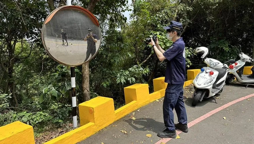 拿來練槍？新北泰山道路廣角鏡疑遭「槍擊」　大量彈痕引發恐慌