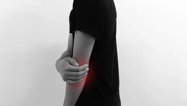 擰毛巾手卡卡！40歲女關節痛罹「類風濕性關節炎」醫籲疾病警訊