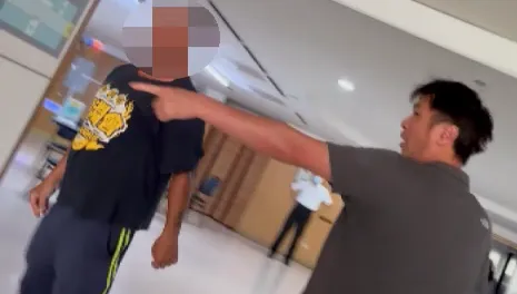 影/不滿睡地下道要登記！壯街友持鐵鍊狂砸台南社會局　雙警齊上差點扛不住