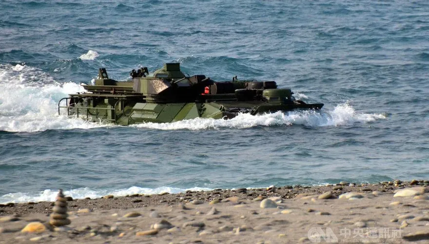 AAV7兩棲突擊車「首次破浪登陸台東海灘」　釣客超驚喜