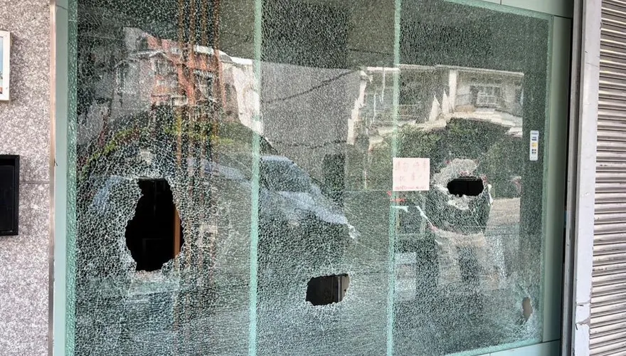 影/被砸成人臉櫥窗！宜蘭寵物美容店遭2煞狠砸　警逮1嫌釐清犯案動機