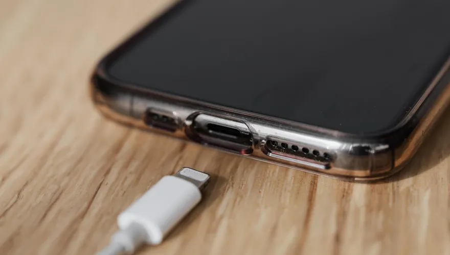 實測手機續航結果超意外！前2名竟是台灣品牌「突破18.5小時」　iPhone 14僅排第3