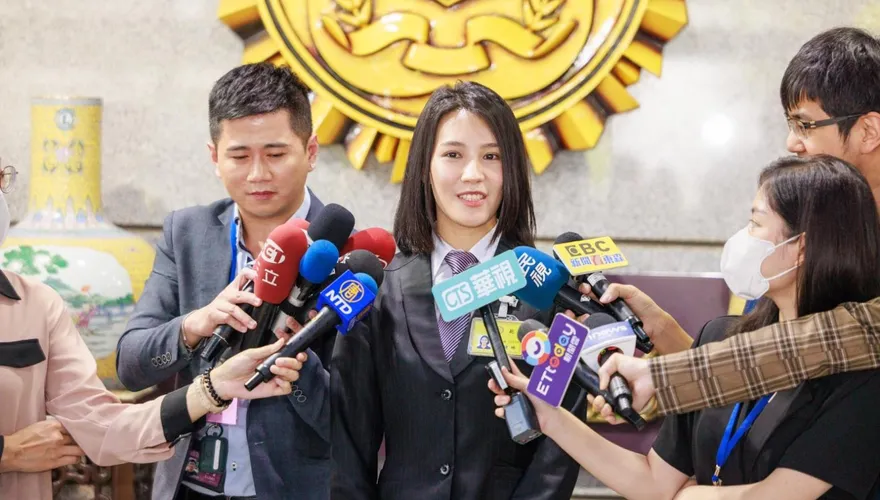 空姐變成美女調查官！與親姊「台大國企婕」創泳測紀錄1、2名　調查局高官爸被這樣誇