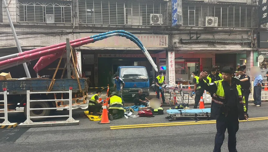 快訊/新北工安意外！2工人疑更換路燈觸電　1人命危搶救