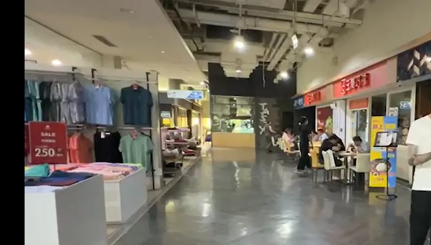 影/停電4小時！斗六家樂福顧客摸黑搧涼吃午餐　疑天氣潮濕影響電路
