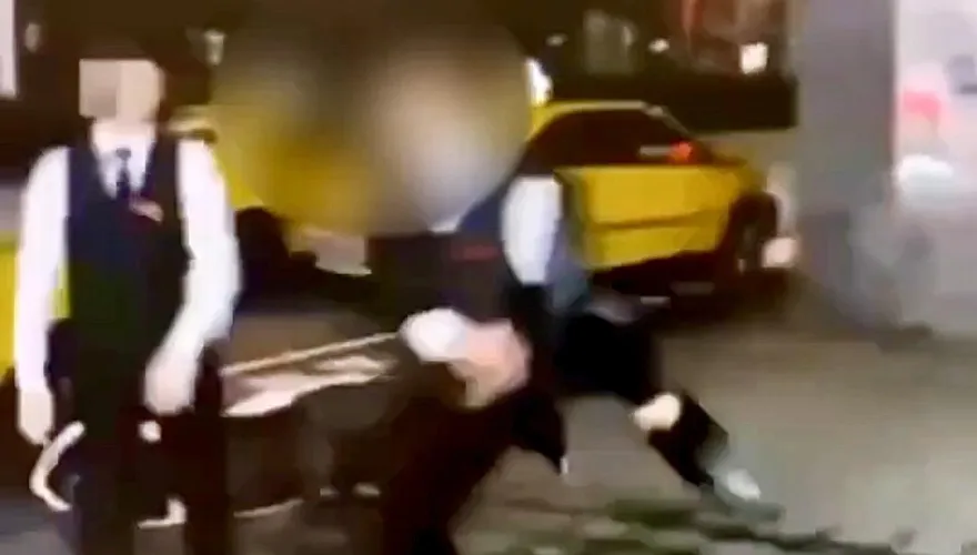 北市醉男半夜東區街頭暴走　失控咆哮踹車嗆警遭壓制管束