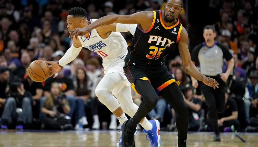影/都是演給球迷看的？KD、威少場上互噴　場下偷偷「拍屁股」片段流出