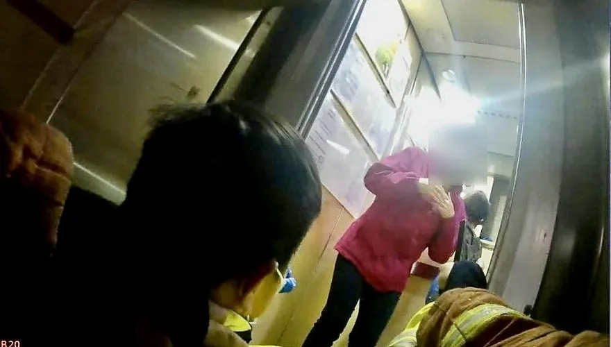 新北婦人受困電梯驚魂　消防人員5min及時救援脫困