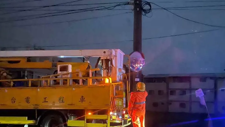 快訊/高壓線路遭雷擊！台中大雅區大規模停電　1000多戶摸黑吃飯