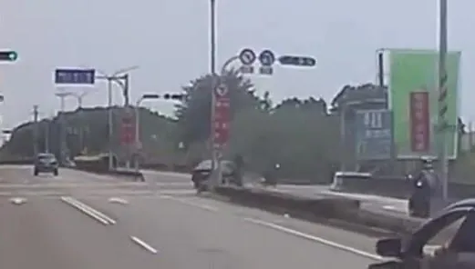 影/台南轎車快車道鬼切！騎士慘遭擊落噴飛5米遠　網罵：這種腦能開車？