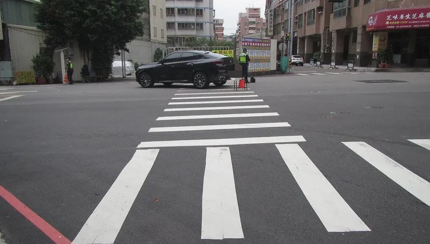 行人地獄又一樁！台中轎車搶快釀禍　婦人走斑馬線被撞斷手