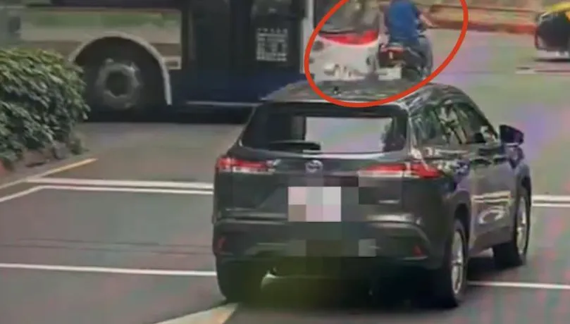 人咧！機車疑闖紅燈遭公車撞飛　騎士竟從容爬起直接騎車揚長而去