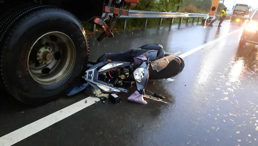 疑視線不佳！苗栗大雨驚傳女騎士自撞大貨車身亡