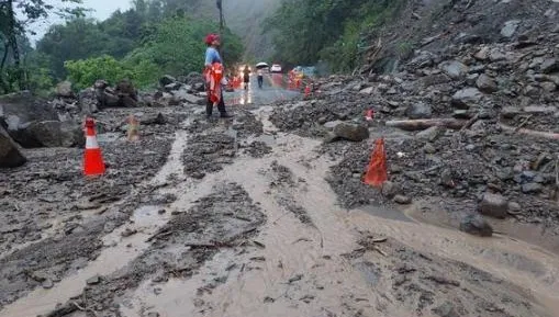 快訊/豪大雨苗栗傳災情！苗21線道路坍方　大量泥巴碎石堵路「全線封閉」東河村停班課1天