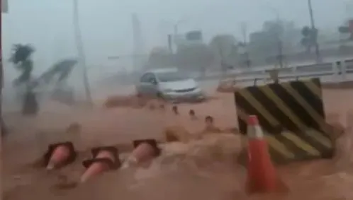 影/台中市區道路變「紅河」直擊！往中科方向「水淹半個車輪高」