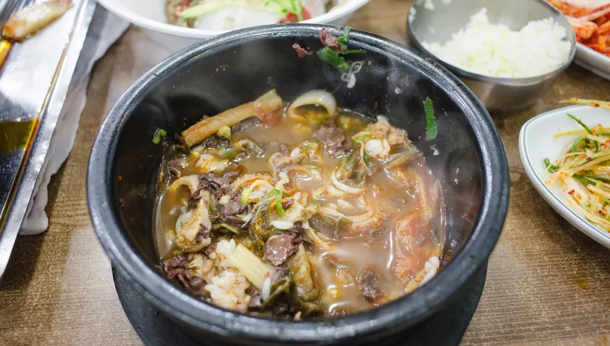 影/太氣人！屁孩故意將湯潑向用餐顧客　校方神回網氣炸：長大是要潑硫酸？