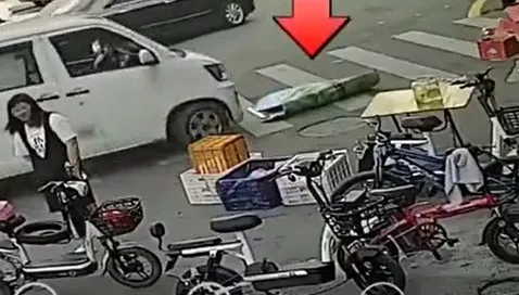影/以為只是一般垃圾！小孩躲布袋內玩耍　貨車行駛「直接輾過」