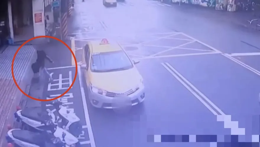 狂轟51槍！少年拿衝鋒槍掃射當舖　搭小黃投案途中「聯絡律師」運將嚇歪